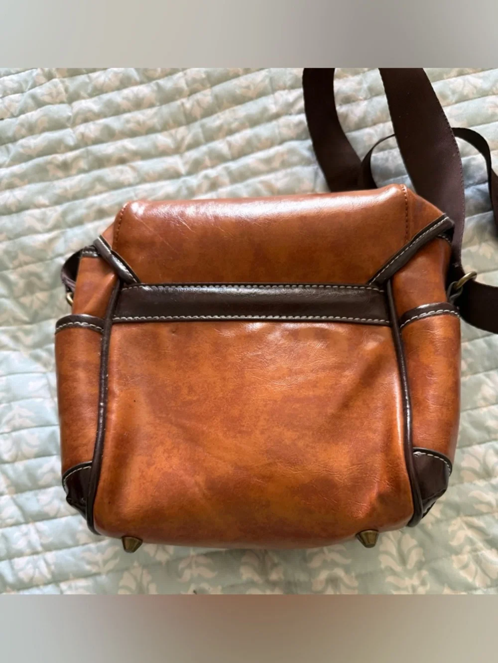 Brown Leather Camera Bag Strap lt doesn’t have the black compartment